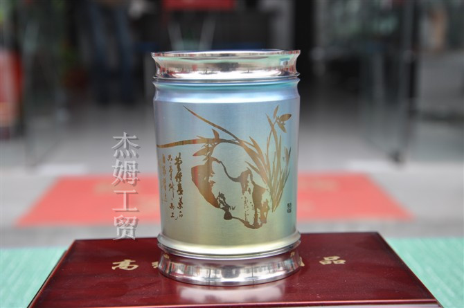 钛笔筒